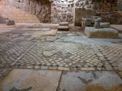 Nella seconda stanza invece colpiscono i resti di un affresco su un pilastro dai colori rosa e celestino e il ricco pavimento a tessere di varie dimensioni e forme